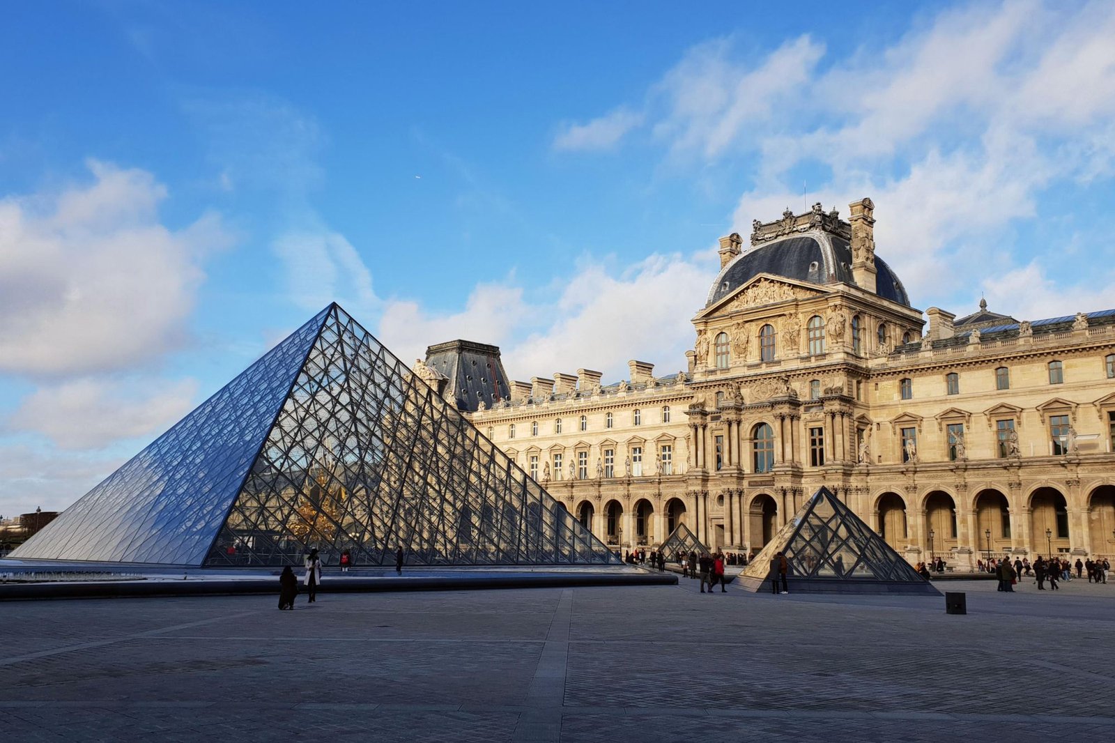 La pyramide et le palais du Louvre, à Paris