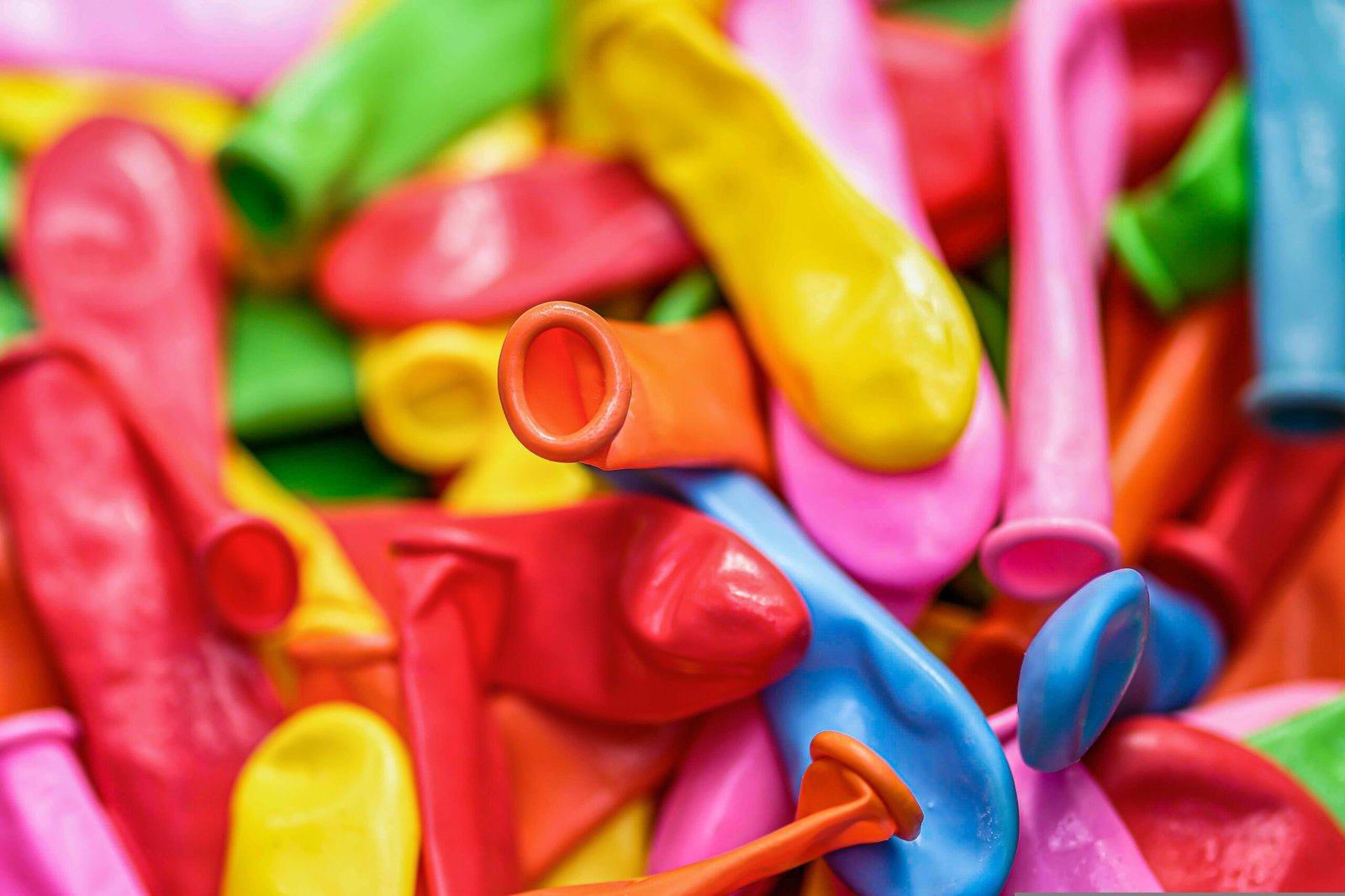 Ballons colorés non gonflés, souvent remplis de protoxyde d'azote pour usage récréatif.