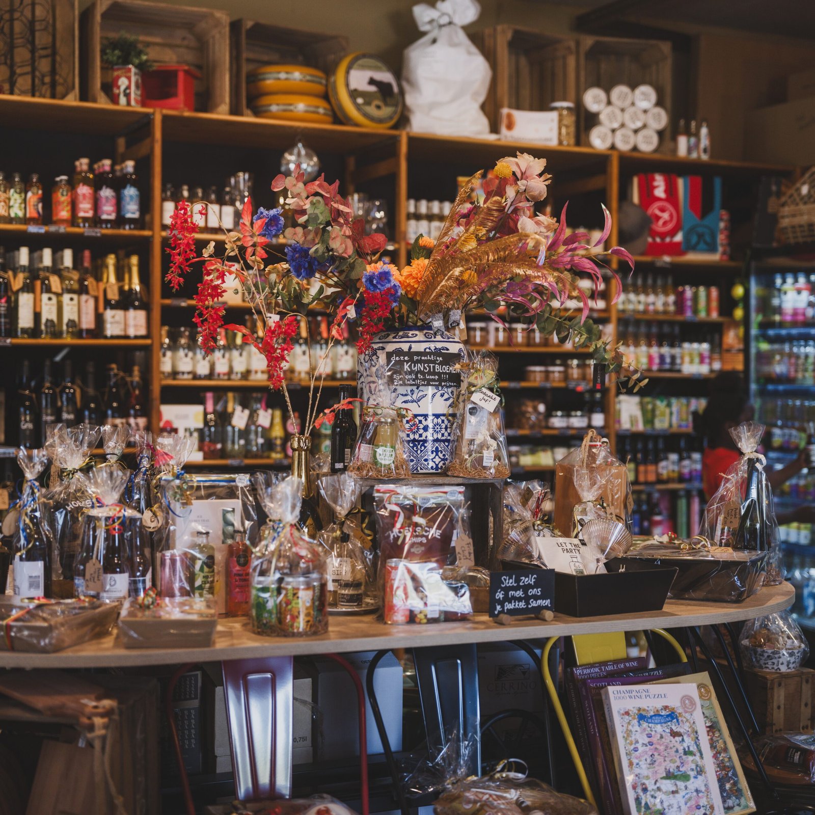 Intérieur d'une épicerie fine : paniers-cadeaux emballés et rayonnages de bouteilles, exemple de fonds pouvant faire l'objet d'une cession de fonds de commerce.